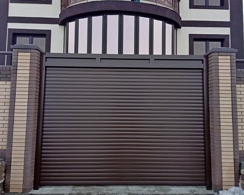 Роллетные ворота Алютех серии Prestige со сплошным алюминиевым профилем роликовой прокатки AG/77 с доставкой в Морозовске 